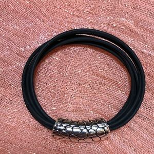 Perfectly punk black rubber and silver bracelet🥰